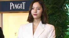 krystal郑秀晶招牌酷脸访台 提到姐姐藏不住笑意